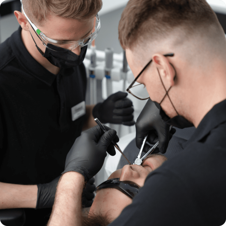 <p>Не знаєте, який вид протеза підійде саме вам? Лікар FrankoLab Clinic підбере оптимальну конструкцію на консультації!</p>
